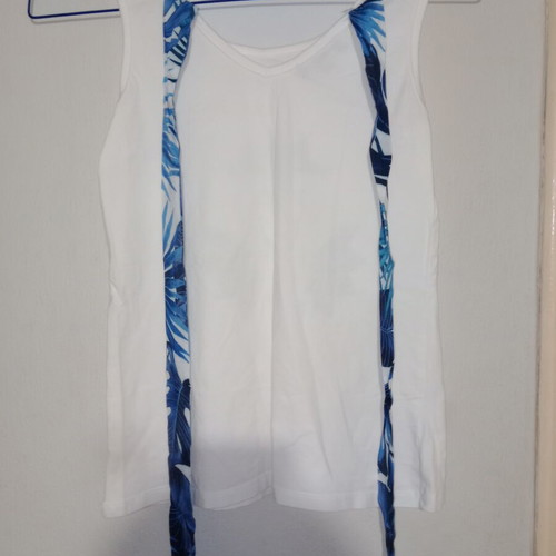 T-shirt like new, size XS, white and blue