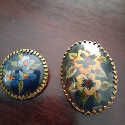 Vintage women's pins like new, multicolor, set of two