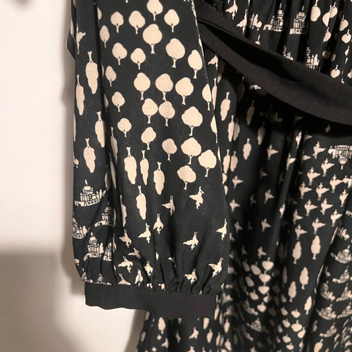 Karla black dress with belt and unique print like new, size L