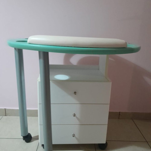 Manicure table movable like new