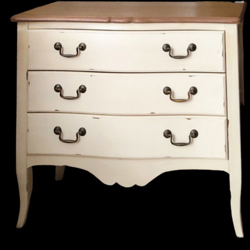 Vintage wooden dresser like new with 3 drawers and metal handles