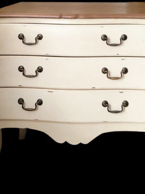 Vintage wooden dresser like new with 3 drawers and metal handles