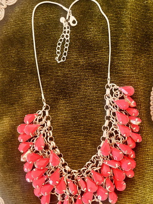 Statement necklace with fuchsia red drops and gold chain used