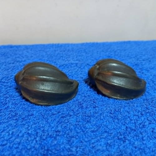 Bronze statues in shell shape used, set of two