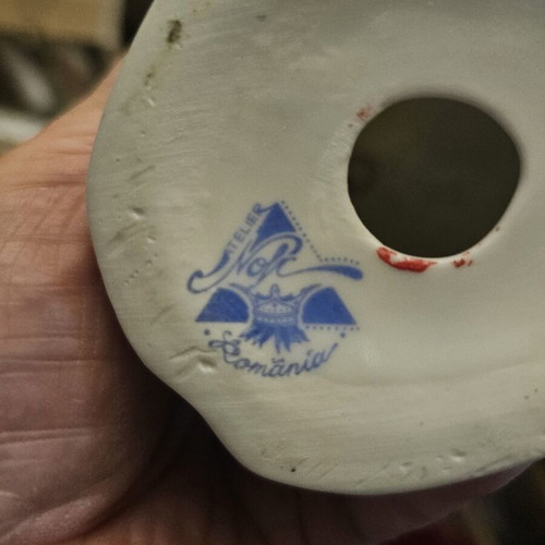 Porcelain bibelot Atelier Nofc used with garland motifs
