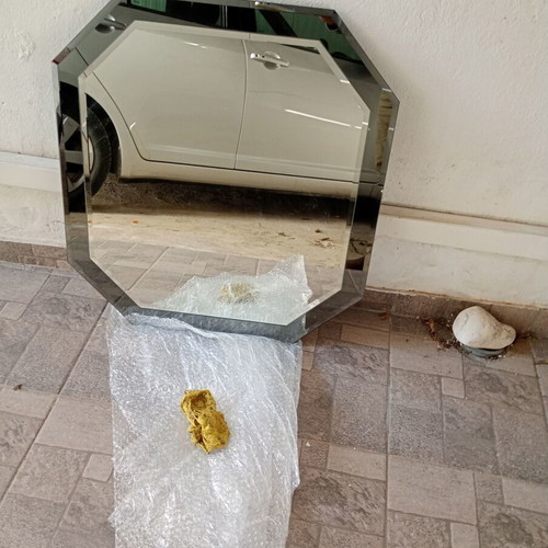 Bijouterie mirror used, dimensions 0.73 x 0.68 m