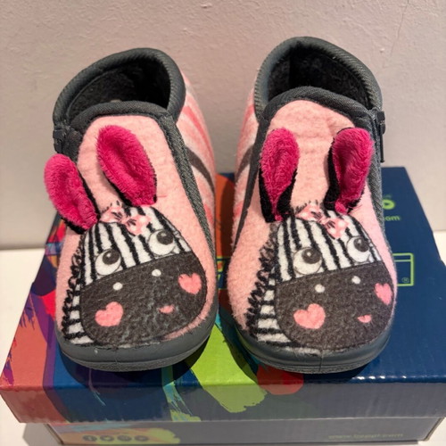 Closed children's slippers like new, size 23