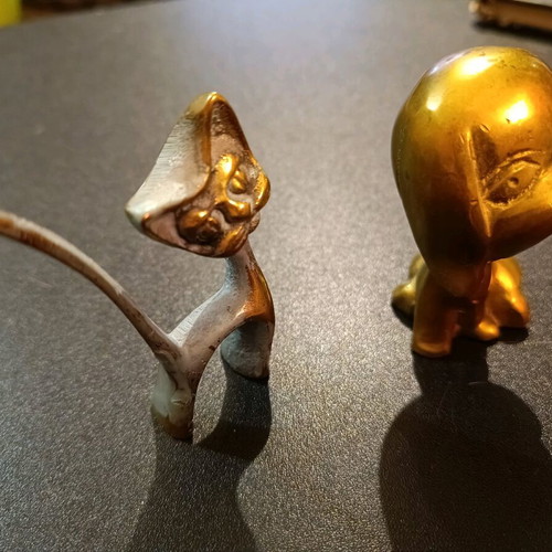 Bronze decorative miniatures like new, dog paperweight, cat with patina