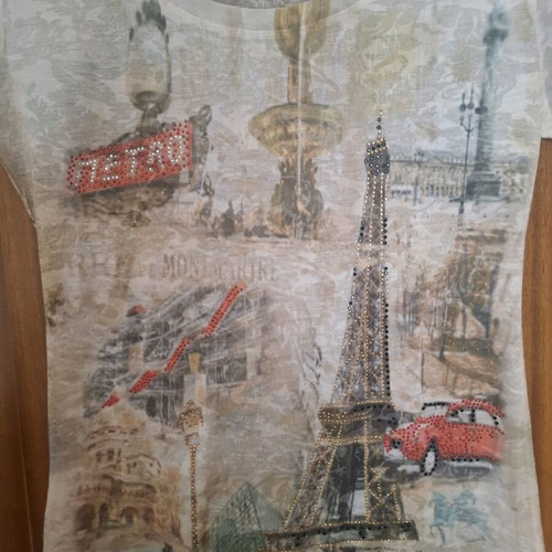 YSATIS short-sleeve blouse like new with Paris design and beads S/M