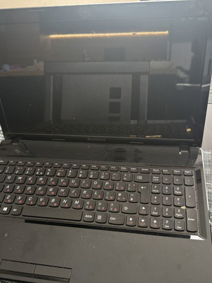 Lenovo λάπτοπ με οθόνη άνω των 16 ιντσών και κουμπιά αριθμών που λείπουν