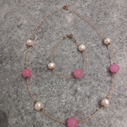Necklace and bracelet set with pink and white beads like new, handmade
