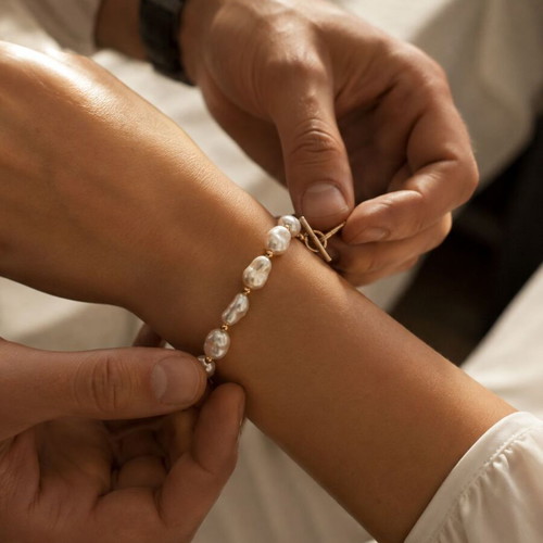 Women's bracelet with Baroque pearls and gold details