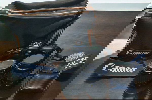 Canon Film Camera EOS 1000f + Αυθεντική Τσάντα Canon