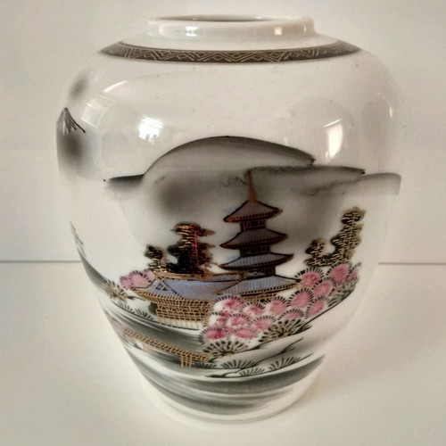 Porcelain vases used, Kutani 17 cm and Gold Peony 13 cm