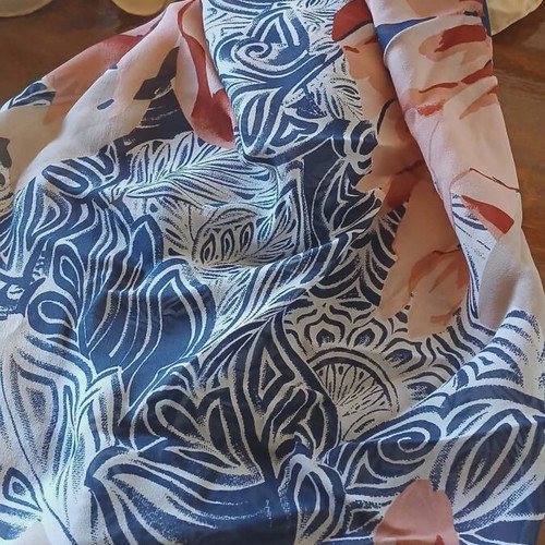Women's scarf like new with artistic patterns and colors