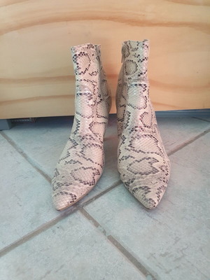 Μποτάκια snake print σαν καινούργια, μέγεθος 40/41, τακούνι 8εκ