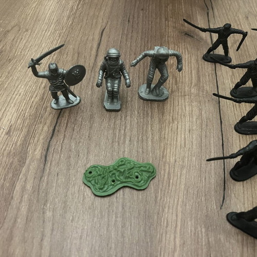 Solpa ninja toy soldiers used, pack of 18 with 3 plastic figures and base