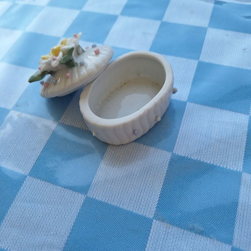 Ring box like new with yellow flower