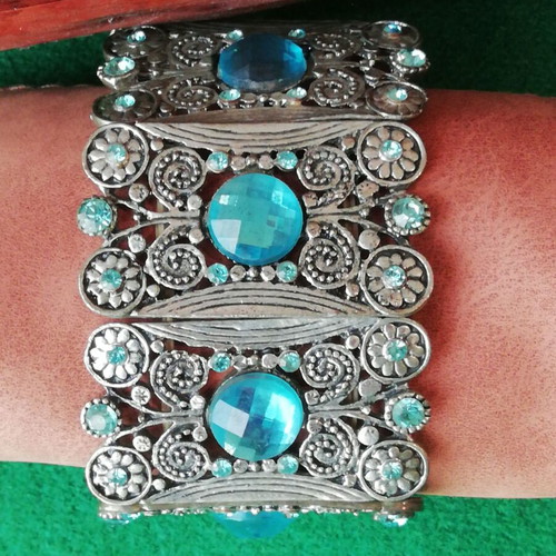 Vintage bracelet with blue pearls open size like new