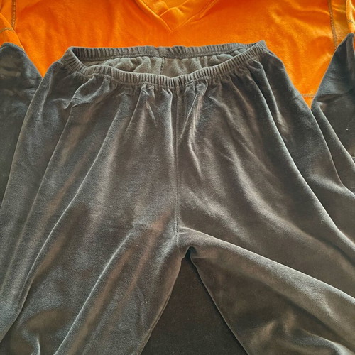 Men's velour pajamas used, size L, black and orange