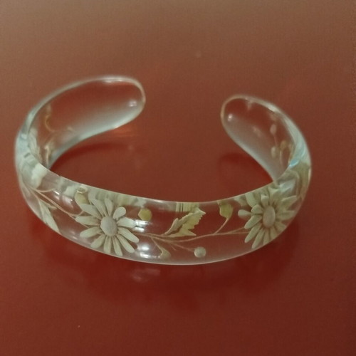 Vintage bracelet from the 50s with carved lucite daisies, like new