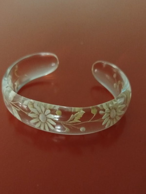 Vintage bracelet from the 50s with carved lucite daisies, like new