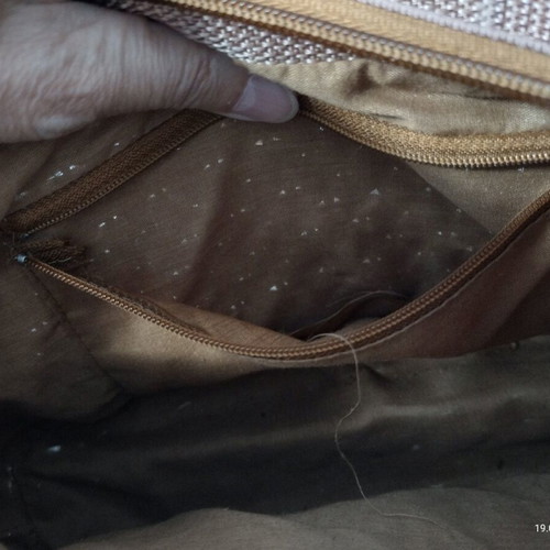 Woven women's bag like new with zipper and magnet made of straw