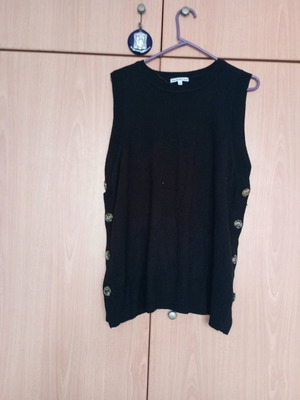 Knitted sleeveless blouse with large side buttons used, black