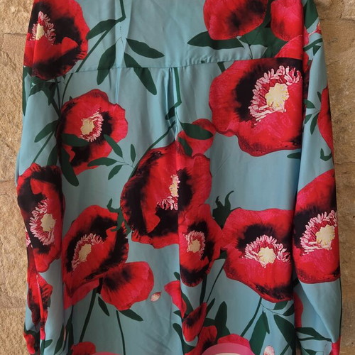 Sienna Bee Poppy Floral Button Down Blouse Top like new