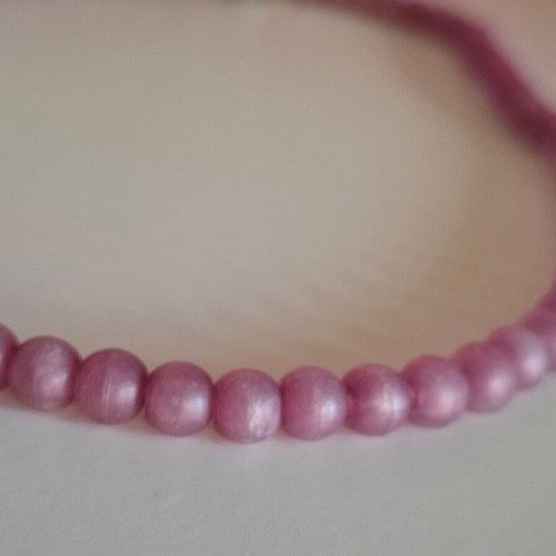 Lilac necklace with beads like new, minimal and elegant