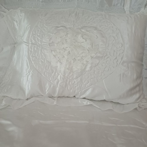 Bridal quilt double with two pillowcases new
