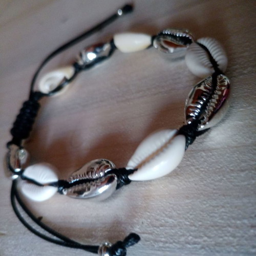 Ethnic shell bracelet used, acrylic kauri-shaped