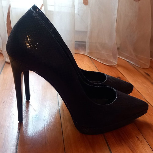 Lynne black snake print pumps size 40 used