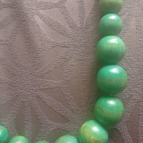 Wooden green necklace new, natural material
