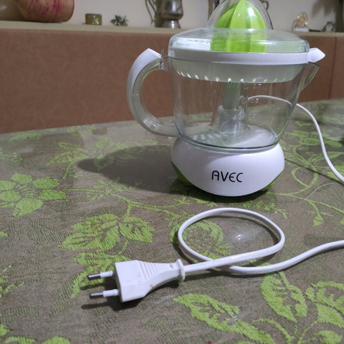 Avec electric juicer like new, 25 Watt, 700 mL