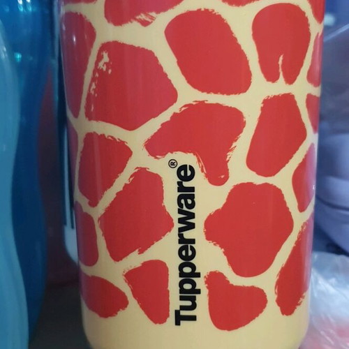 Tupperware 1-liter spout cup new, collectible