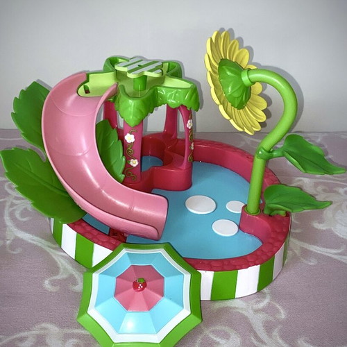 Strawberry Shortcake Splashin’ Petal Pool collectible playset used