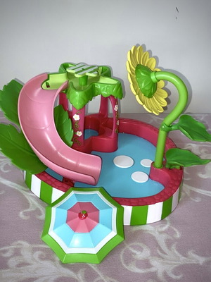 Strawberry Shortcake Splashin’ Petal Pool collectible playset used