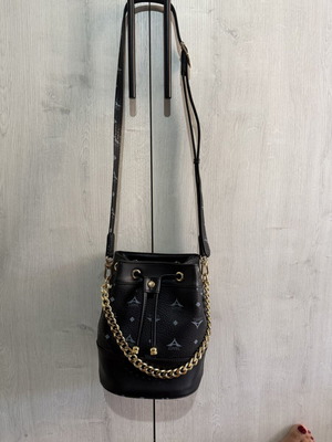 La tour Eiffel shoulder bag like new, small size, black and blue
