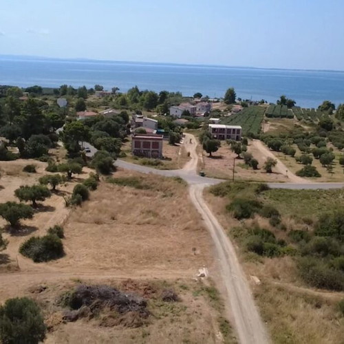 Οικόπεδο γωνιακό οικοδομήσιμο 614 τ.μ. στη Γερακινή Χαλκιδικής