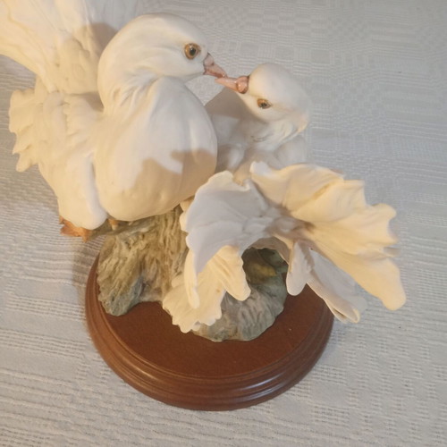 Giuseppe Armani porcelain figurine vintage "Doves' Kiss"