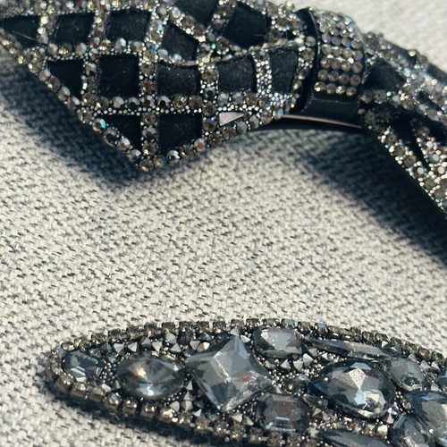 Lynne hair clips like new, black and silver