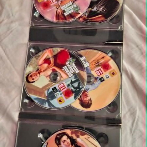 Grand Theft Auto V Retail Edition PC like new with 7 DVDs and map