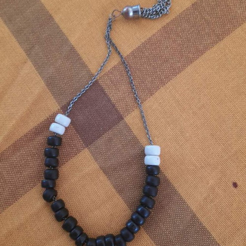 Black and white komboloi