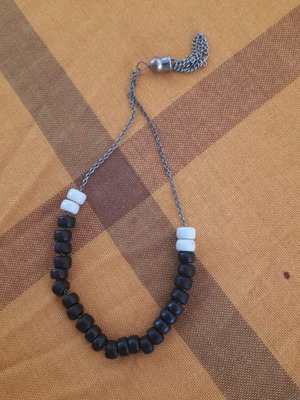 Black and white komboloi