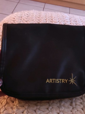 Cosmetic toiletry bag like new with many compartments and zipper