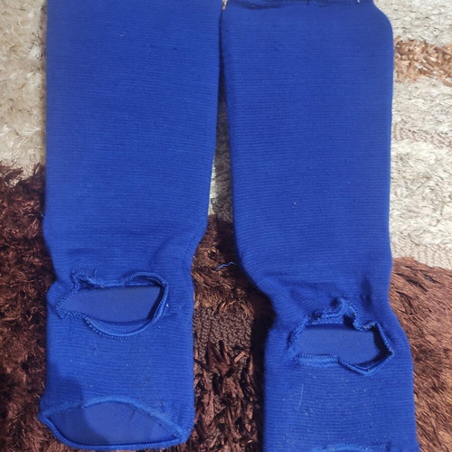 Venum shin guards size M like new, blue