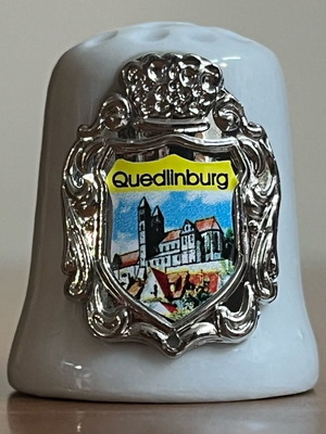 Quedlinburg porcelain thimble with metal frame like new