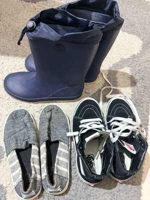 Children's shoes 3 pairs used, including Vans and Toms