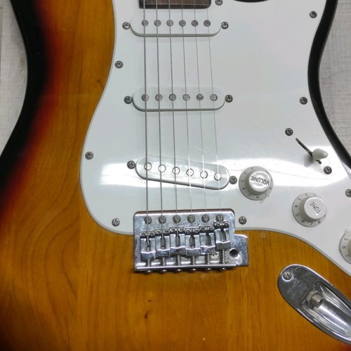 Suzuki electric guitar used with case, brown-white